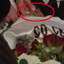 MAJČINE SUZE SU NAJTEŽE: Potresne scene na sahrani Navaljnog, majka mu simbolično stavila ovo u kovčeg (FOTO)