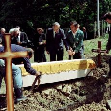 MAJKA OSTALA DA LEČI MUSLIMANE, A ONI JE ZAKLALI Tragična priča o srpskoj medicinskoj sestri koju su ubili u Srebrenici