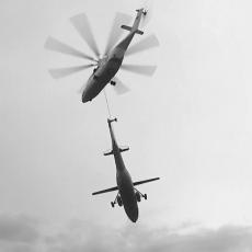 MAJSTORSKI PODVIG RUSKIH PILOTA: Čelična grdosija kao od šale transportuje Mi-6, to mogu samo Rusi (VIDEO)