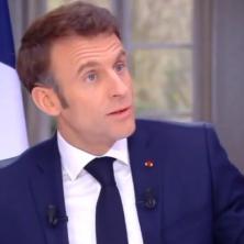 MAKRON IZAZVAO SKANDAL: Francuzi ogorčeni potezom predsednika, tokom intervjua uradio stvar koja je izazvala bes (VIDEO)