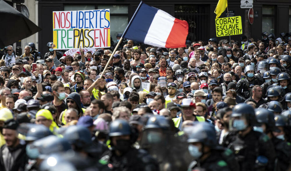 MAKRON, NE ŽELIMO TE VIŠE! Desetine hiljada Francuza izašlo na ulice, bune se protiv kovid propusnica