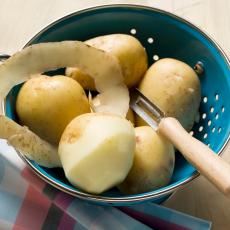 MALE TAJNE VELIKIH MAJSTORA: Saznajte kako da vam već oljušten krompir ostane SVEŽ! 