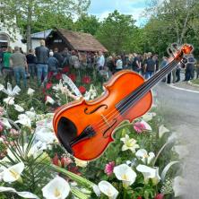 MALI ANĐEO SAHRANJEN UZ ZVUKE OMILJENE PESME: Violina odsvirala najtužniju melodiju, i nebo plače nad Novo bežanijskim grobljem (VIDEO)