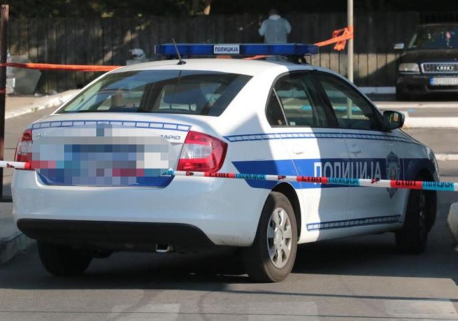 MALOLETNIK PRAVIO HAOS PO ČAČKU: Pretio taksisti nožem, pa ukrao vozilo, ubrzo sleteo s puta i udario u zid kuće!