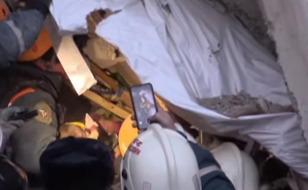 MALU RUS SE JUNAČKI BORI: Beba spasena iz ruševina u Magnitogorsku prebačena u Moskvu! (VIDEO)