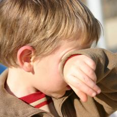 MAMA, TOPLO Mali heroj: Roditelji zbog kovida izgubili čulo mirisa, dvogodišnji sin ih SPASAO OD POŽARA (FOTO)