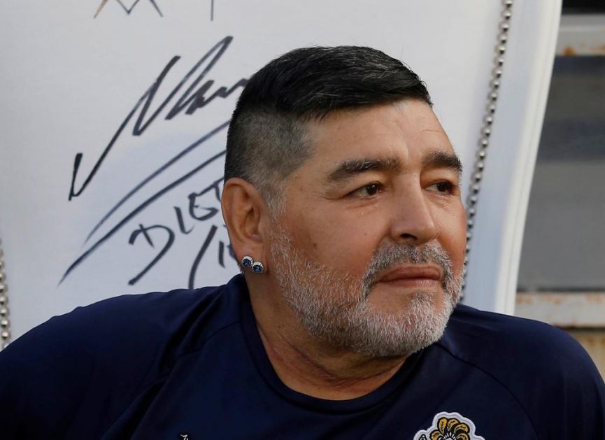 MARADONA ZA VREME MEČA DOBIO PAKETIĆ: Slavni El Pibe se opet drogira! Svet u NEVERICI (VIDEO)