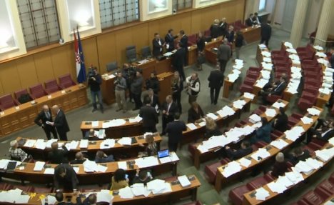 MARATONSKA SEDNICA SABORA TRAJALA DO JUTRA: Danas glasanje, napeto u hrvatskom parlamentu