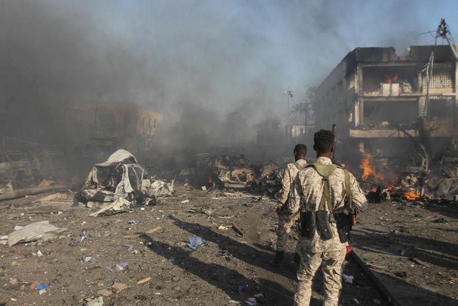 MASAKR U VOJNOM LOGORU U MOGADIŠU Bombaš samoubica prerušen upao među regrute, najmanje 15 osoba POGINULO