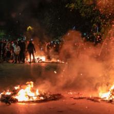 MASOVNI PROTESTI NA ULICAMA SOLUNA:  Policija upucala tinejdžera, demonstranti se sukobili sa organima reda