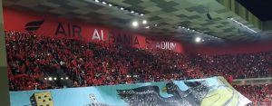 MEČ IZMEĐU ALBANIJE I POLJSKE PREKINUT NAKON GOLA GOSTIJU: Albanski navijači gađali igrače Poljske tokom proslave gola! (VIDEO)