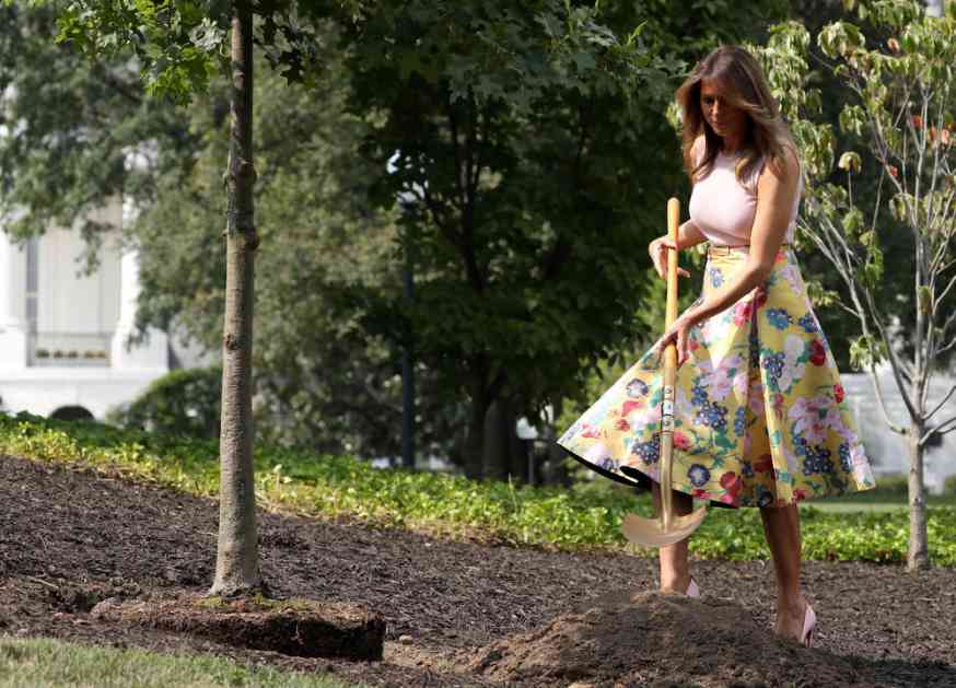 MELANIJA POSADILA DRVO U VISOKIM ŠTIKLAMA: Američka prva dama odabrala ne baš uobičajen stajling za rad u bašti (FOTO)