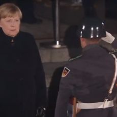 MERKELOVA LILA SUZE: Emotivan ispraćaj nemačke kancelarke! Neverovatni snimci iz Berlina obišli svet (VIDEO)