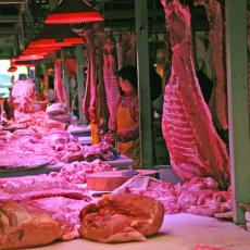 MESARI I STOČARI NA KOLENIMA: Korona drastično usporila kupovinu mesa, niko više ne pazari celo prase