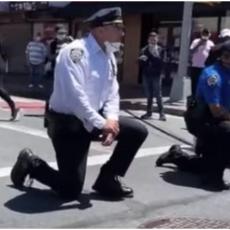 MI VAS VOLIMO! POLICAJCI KLEKLI PRED DEMONSTRANTE: Pokazali da nisu za nasilje i ODALI POČAST Flojdu (VIDEO)
