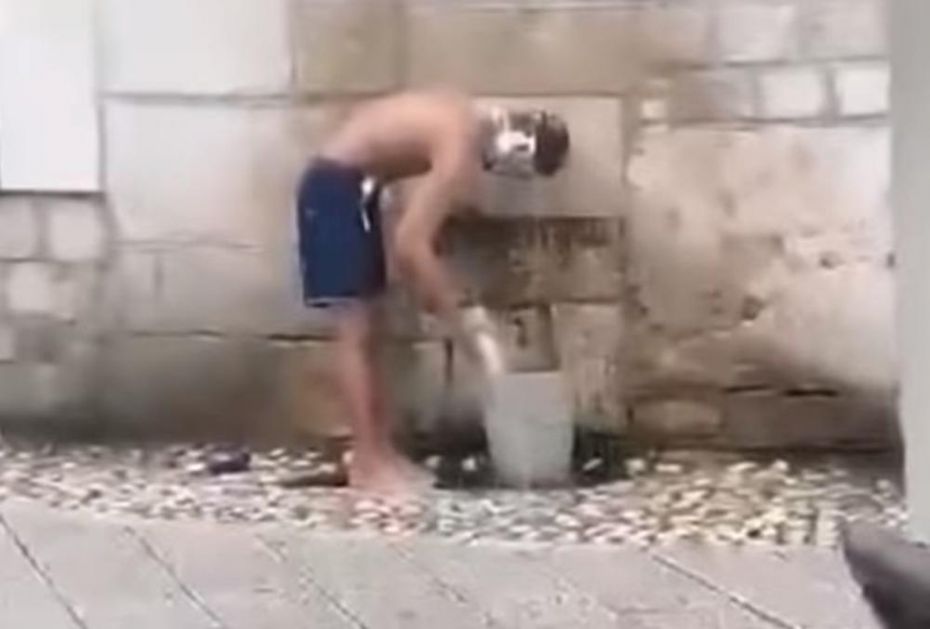 MIGRANT SE KUPAO NA ČESMI U SARAJEVU: Skinuo se na 10 stepeni ispred džamije na Baščaršiji, prolaznici ga gledali u neverici! (VIDEO)