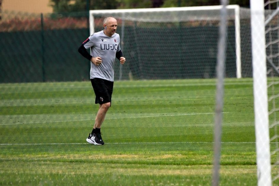 MIHA SE SPREMA ZA NAPAD NA RONALDA; Pre treninga sa fudbalerima Bolonje Mihajlović sat vremena trči i radi trbušnjake