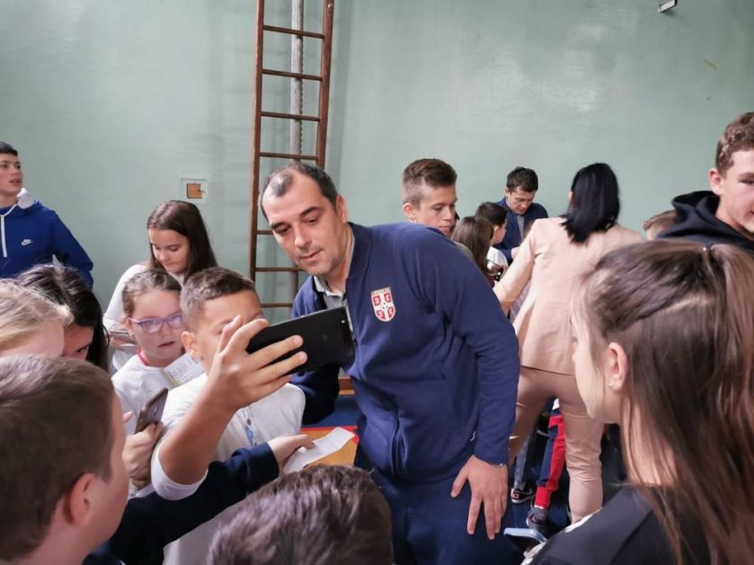 MILIJAŠ I ILIĆ ODUŠEVILI NIŠKE MALIŠANE: Nenad i Saša posetili đake u osnovnim školama u Nišu (FOTO)