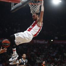 MILUTINOV SRUŠIO PAO: Olimpijakos na korak do titule!