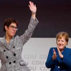 MINI-MERKEL TVRĐEG STAVA: U čemu su slične, a šta razlikuje Angelu Merkel i njenu naslednicu! (FOTO)