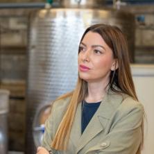 MINISTARKA MESAROVIĆ ISKORISTILA PRAZNIK RADA ZA OBILAZAK PREDUZETNIKA Posetila vinariju koja proizvede 25.000 litara vina: Glavni pogon urađen sredstvima od strane države