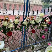 MIR SU PREKINULI TRAGIČNI ZVUCI Na ogradi škole osvanula pesma posvećena stradalima u masakru na Vračaru (FOTO)