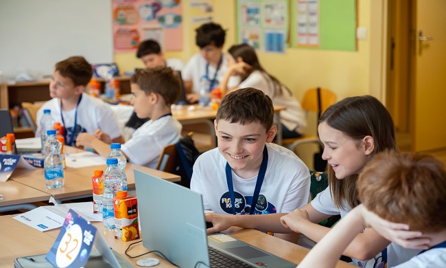 MISLIŠA I 400 EROR POBEDNICI: Završeno regionalno takmičenje u programiranju za decu