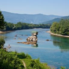 MISTERIJA JEZIVOG PRIZORA NA OBALI DRINE: Moguće da je telo izvučeno iz reke došlo iz Crne Gore