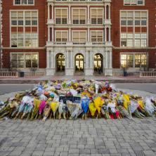 MISTERIJA SMRTI UČENIKA NA EKSKURZIJI! Grad tuguje za mladim životom - ispred škole sveće i cveće u znak sećanja na tinejdžera 