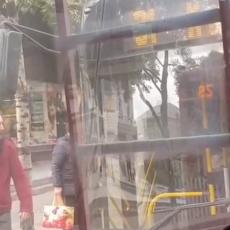 MLADIĆ PRAVIO HAOS U BEOGRADU: Šutirao autobus, putnici u šoku posmatrali (VIDEO)