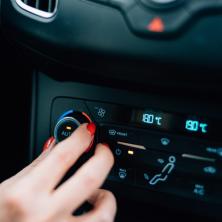 MNOGI VOZAČI NI NE ZNAJU DA GA IMAJU: Ovo dugme u vašem autu smanjuje potrošnju goriva 