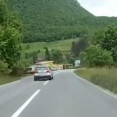 MOGAO JE NEKO NASTRADATI: Pogledajte vožnju bahatog vozača koja je izazvala BES NARODA (VIDEO)