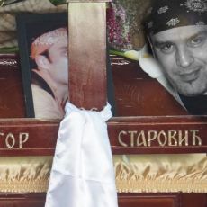 MOJ KUM, NEMAM SNAGE! Pevačica na sahrani Igora Starovića jedva stoji od tuge! Suze liju ispod naočara