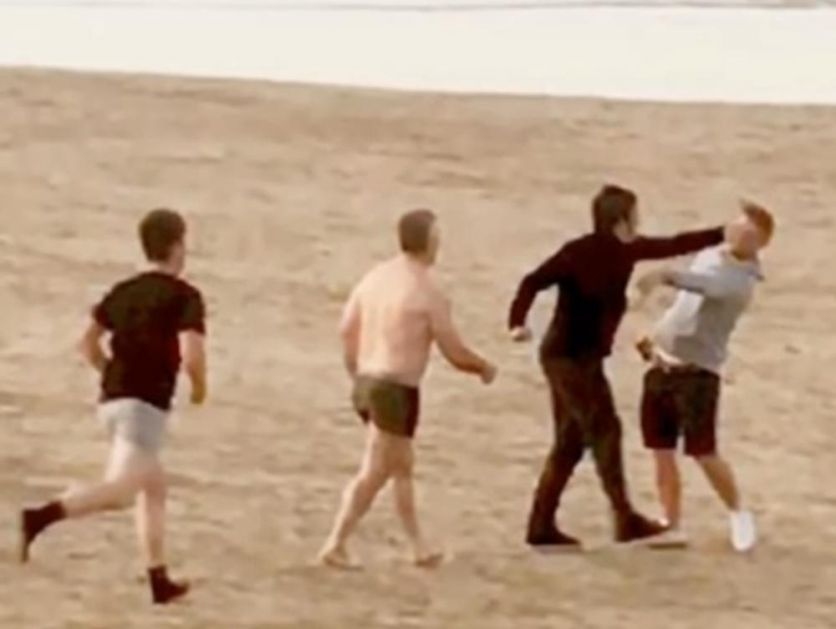 MOMAČKO VEČE SE PRETVORILO U ŽESTOKU TUČU: Zločesti dečko engleskog fudbala izazvao incident na plaži! Udarci sevali na sve strane! UZNEMIRUJUĆI VIDEO