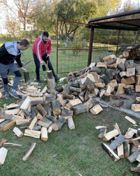MOMCI ZA PONOS: 8 drugara iz Užica besplatno cepaju drva onima kojima je potrebna pomoć