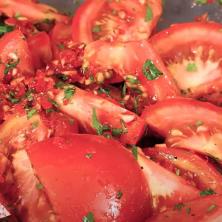 MORA DA ODLEŽI - Ovako se sprema salata od PARADAJZA da bude ukusna i sa puno soka za umakanje