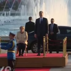 MORALA DA SEDI ZBOG ZDRAVSTVENOG STANJA: Pogledajte detalj sa svečanog prijema Merkelove koji je iznenadio mnoge (VIDEO)