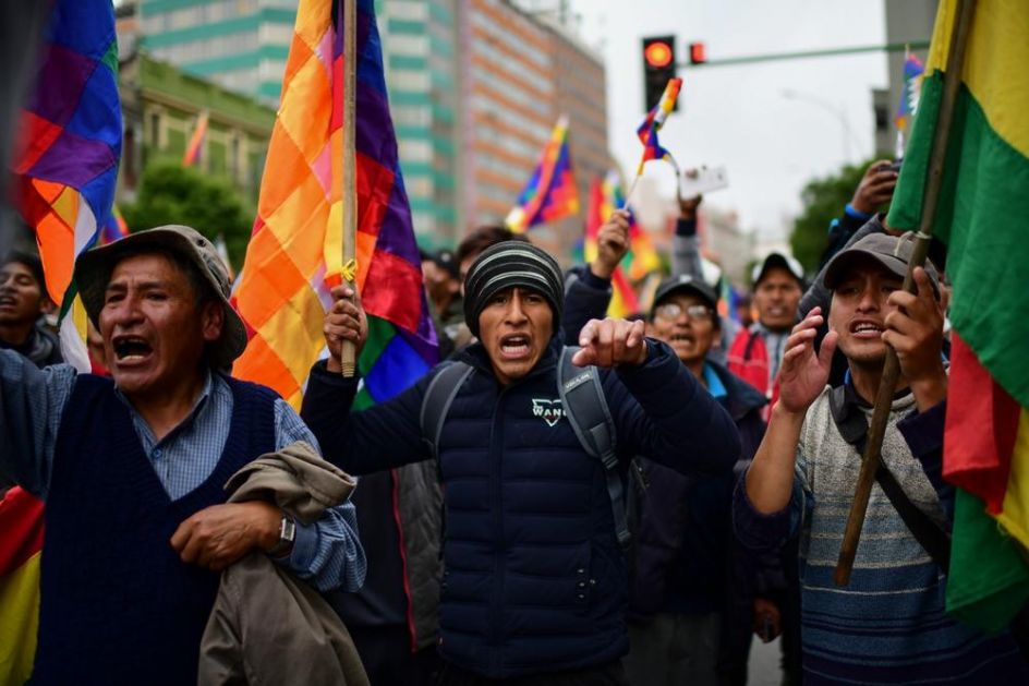 MORALES JE POSLE OSTAVKE NAPUSTIO BOLIVIJU, A TAMO I DALJE BESNE NEREDI: Pristalice i protivnici bivšeg lidera su se sukobili u La Pazu, ulice su blokirane! (FOTO, VIDEO)