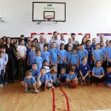 MOS NASTAVLJA AKCIJU: Sportska oprema školama u Leskovcu i Babušnici (FOTO)