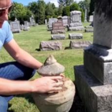 MOŽDA JEDINI NA SVETU! Ovaj čovek svakodnevno odlazi na groblje i radi JEDINSTVENU stvar! (VIDEO)