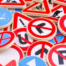 MOŽDA NISTE ZNALI: Ova tri saobraćajna znaka predstavljaju istu zabranu, ali sa malo drugačijim pravilima (FOTO)