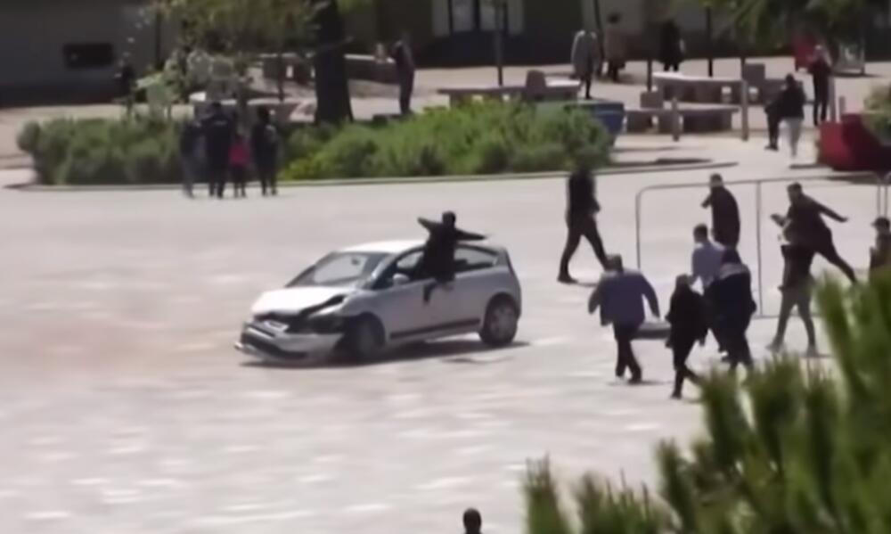 MOŽE I OVAKO DA SE PARKIRA: Muškarac u Albaniji uskočio nogama napred u auto u pokretu kako bi ga zaustavio VIDEO