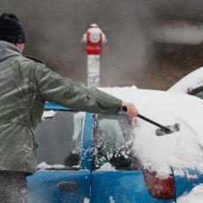 MOŽE IZAZVATI OGROMNU OPASNOST: Kada padne sneg, većina vozača ovo NE URADI pre vožnje! Velika GREŠKA