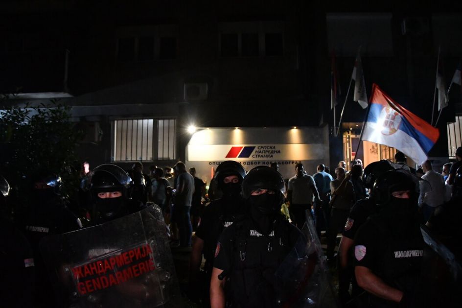 MUP: Identifikovano 15 učesnika protesta u Zemunu kada su oštećene prostorije SNS
