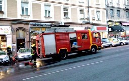 
					MUP: Vatrogasci spasili bračni par čiji je stan goreo na Novom Beogradu 
					
									