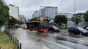 MUP apeluje na oprez: Obilne padavine otežale vožnju na delu auto-puta ka Nišu
