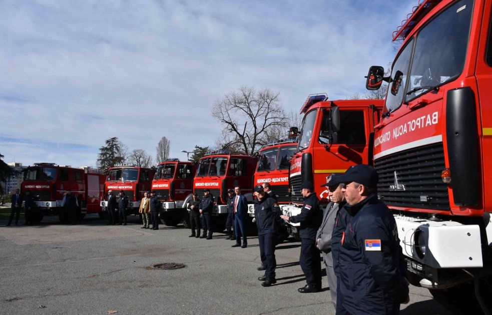 MUP dodelio 80 vatrogasnih i službenih vozila