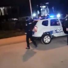 MUŠKARAC DIVLJAO U CENTRU GRADA: Policija došla na vreme da spreči najgore, ŽENA SE TRESLA (VIDEO) 