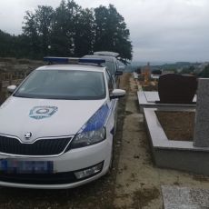MUŠKARAC SE POLIO BENZINOM I ZAPALIO: Jezive scene na groblju kod Čačka, isplivali detalji užasa (FOTO)