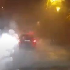 MUŠKARAC STRADAO U BUJICI: Nađen ispod auta, voda ga povukla pod kombi dok je hodao po nizbrdici! (VIDEO)